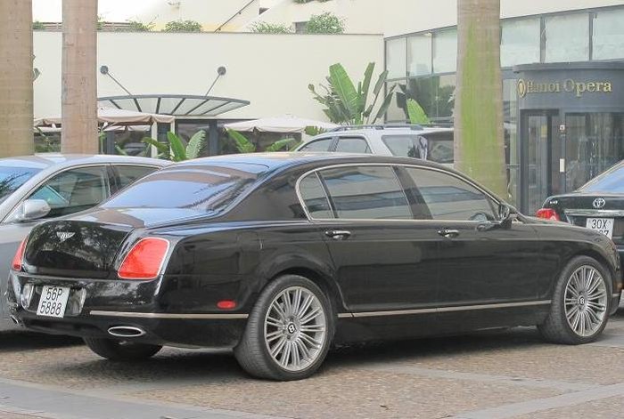 Và chiếc Bentley Continental Flying Spur của ông bầu Nguyễn Đức Kiên tại một khách sạn Hà Thành.