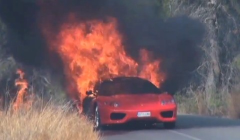 Ferrari 360 Spider bốc cháy ngùn ngụt trên đường.