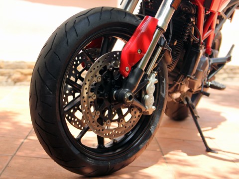 Ducati Hypermotard 796 2012 có bình xăng dung tích 12,4 lít.
