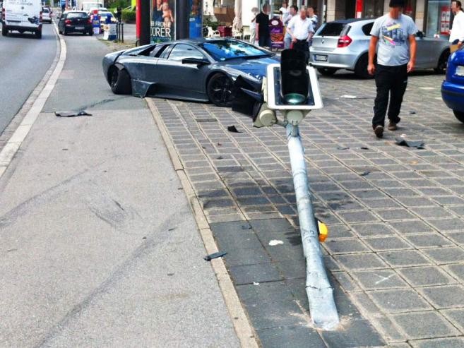 Cột đèn đã bị siêu xe Lamborghini đâm gãy