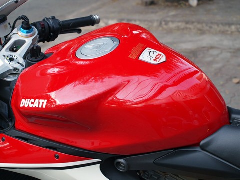 Phiên bản đặc biệt mang ba màu đặc trưng Italy trắng-xanh-đỏ của hãng xe Ducati đánh dấu sự ra đời của một thế hệ superbike mới. Phiên bản đặc biệt trang bị hệ thống chống bó cứng phanh ABS tiêu chuẩn, ngoài những công nghệ được trang bị trên chiếc Panigale 1199S phiên bản thông thường, Tricolore còn có thêm hệ thống phân tích dữ liệu thế hệ mới nhất của hãng xe Italy DDA+ với chức năng GPS cho từng hành trình, hệ thống ống xả dành cho xe đua titanium.