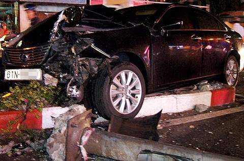 Đầu chiếc Lexus bị móp méo sau cú tông vào trụ đèn chiếu sáng. Ảnh: N.T