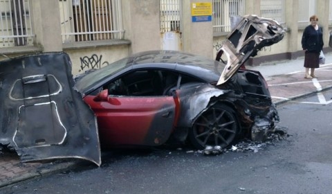 Siêu xe Ferrari cháy đen trên phố
