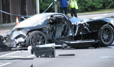 Siêu xe Pagani Zonda Roadster bị tai nạn kéo theo cái chết của tài xế.