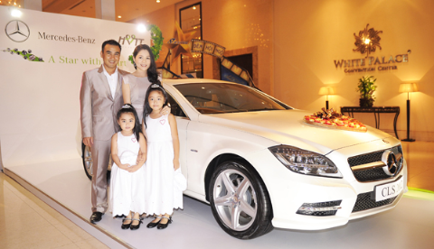 Gia đình Quyền Linh bên xe Mercedes CLS. Anh cùng mới vừa gia nhập CLB Người nổi tiếng sử Mercedes. CLS là dòng coupe 4 cửa thế hệ mới của Mercedes.