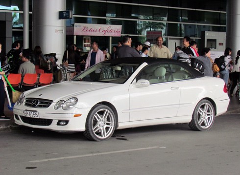 Mercedes CLK-class là dòng coupe và mui trần hạng trung hệ dẫn động cầu sau.