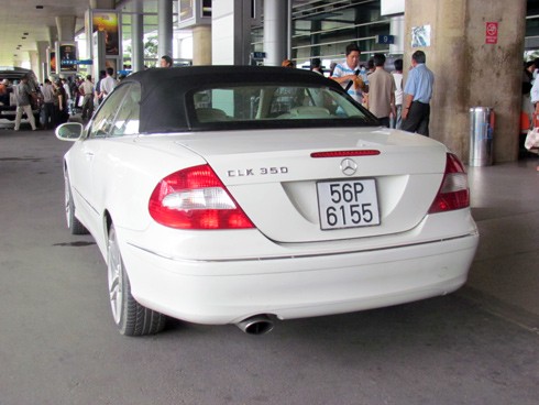 Mercedes CLK350 - chiếc mui trần 2 cửa 4 chỗ sơn màu trắng. Xe mang biển Sài Gòn.