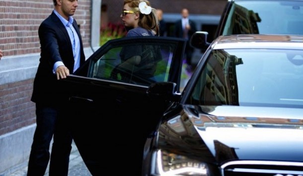 Lady Gaga bước ra từ chiếc Audi A8 màu đen với trang phục giản dị