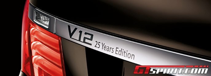 Tất cả tựa đầu, ngưỡng cưa, bộ điều khiển đều được in dòng chữ "V12 25 Years Edition".