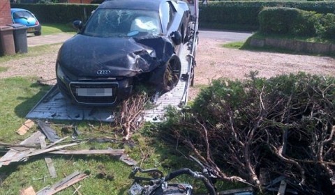 Audi R8 bị hư hỏng khá nặng
