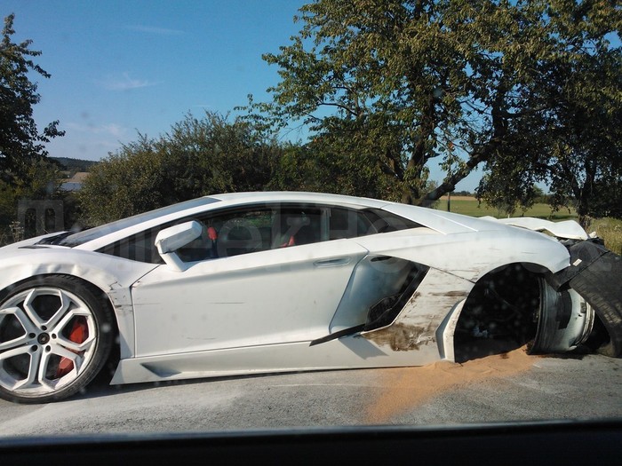 Lamborghini aventador lp700-4 tai nạn mất bánh sau