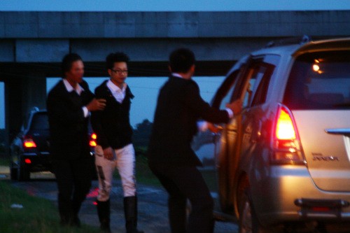 Hình ảnh nam ca sĩ Quách Tuấn Du bị đánh và vứt khỏi xe ô tô khiến không ít người sửng sốt và đặt ra nhiều câu hỏi.