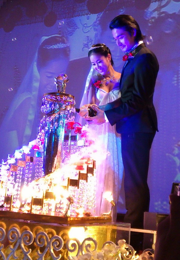 Theo lời của ca sĩ Thanh Duy Idol – bạn thân của Lê Phương và cũng là khách mời của buổi tiệc – nghi thức đám cưới được bắt đầu đúng 11h30. (Theo Ngoisao)