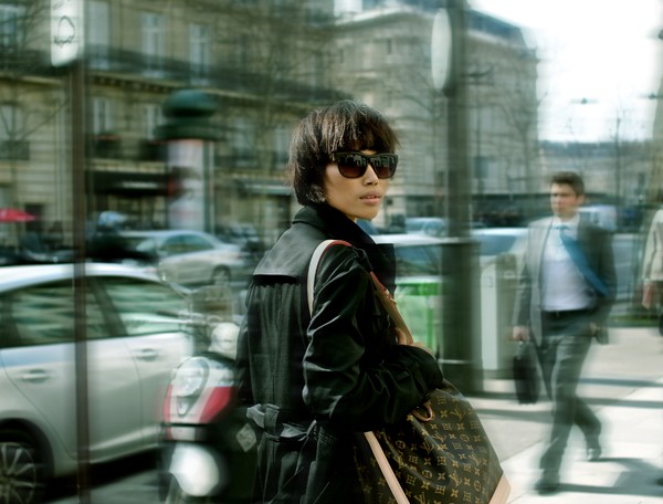 Cùng đi châu Âu với Trang 'Lạ' còn có chuyên gia trang điểm Nam Trung. Giám khảo Vietnam's Next Top Model 2011 là người hỗ trợ nữ người mẫu thực hiện bộ ảnh kỷ niệm tại thủ đô Paris.