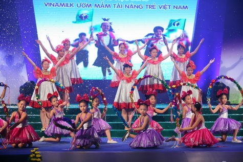 Một tiết mục văn nghệ trong buổi Lễ trao học bổng Vinamilk - Ươm mầm tài năng trẻ Việt Nam 2010 - 2011