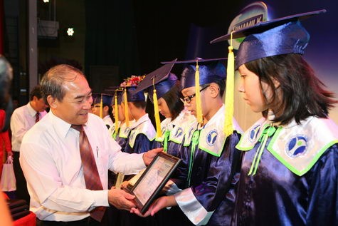 Thứ trường Bộ GD&ĐT Nguyễn Vinh Hiển trao học bổng cho các em