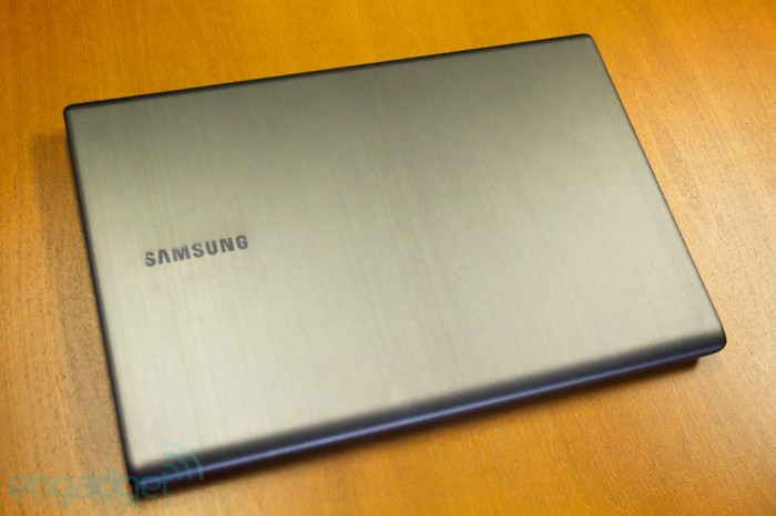 Samsung cho biết dòng laptop này sẽ dùng ổ DVD dạng nuốt đĩa, có hai cổng USB 3.0, một cổng USB 2.0, Ethernet, HDMI, bàn phím có đèn nền.