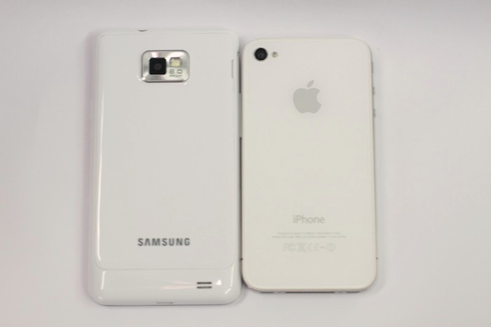 Mặt lưng: màu trắng của S2 và iPhone 4 là khác nhau. Màu trắng của S2 gọi là ceramic white, nó trắng bóng khác với màu trắng hơi ám vàng của iphone 4.trong ảnh có thể nhìn không rõ nhưng bên ngoài nhìn khác nhau lắm