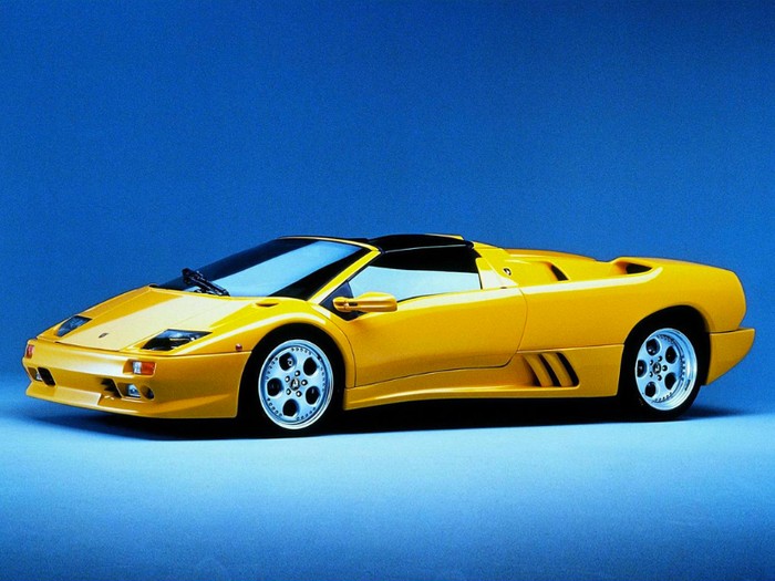 3. Lamborghini Diablo (1990 - 2001) Nhắc đến siêu xe của Lamborghini, đặc biệt là trong thập niên 90 của thế kỷ trước, cái tên nổi nhất chắc chắn là Diablo. Đây là mẫu xe kế nhiệm của Countach, và cũng là siêu xe đầu tiên của Lamborghini đạt vận tốc tối đa trên 200 dặm/h (320 km/h). Diablo được phát triển từ Dự án 132 khởi động vào năm 1985, và vẫn như truyền thống của Lamborghini, nó được đặt tên theo một giống bò tót. Chiếc Diablo đầu tiên ra mắt công chúng vào ngày 21/1/1990 với giá bán 240.000 USD và thuộc thế hệ Diablo thứ I. Xe sử dụng động cơ V12 5,7 lít, cho công suất 492 mã lực. Diablo có thể tăng tốc từ 0 lên 100 km/h trong 4,5 giây và đạt vận tốc tối đa 202 dặm/h (325 km/h). Cùng trong thế hệ này có những phiên bản như Diablo VT, Diablo SE30 và SE 30 Jota, Diablo SV và Diablo VT Roadster. Thế hệ thứ II của Diablo bắt đầu với Diablo SV vào năm 1999. Lúc này Lamborghini đã dừng mẫu Diablo cơ bản, Diablo SV trở thành phiên bản tiêu chuẩn của dòng Diablo. Điểm khác biệt dễ thấy giữa thế hệ này với thế hệ trước là Diablo không còn dùng kiểu đèn pha mắt ếch như trên đời cũ. Nội thất của Diablo SV cũng có một số thay đổi, và đặc biệt là động cơ được tăng lên đến 530 mã lực. Sau Diablo SV, Lamborghini lần lượt sản xuất thêm các phiên bản Giablo VT/VT Roadster, Diablo GT, Diablo VT 6.0/VT 6.0 SE. Ngoài ra, hãng siêu xe Ý còn xuất xưởng một số phiên bản đặc biệt cho đường đua chuyên nghiệp như Diablo SV-R hay Diablo GTR. Lamborghini đã sản xuất cả thảy 2.884 chiếc Diablo trước khi nhường ánh hào quang lại cho dòng xe Lamborghini Murciélago nổi tiếng.