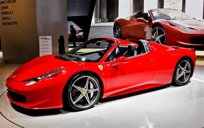 Về sức mạnh, Ferrari 458 Spider vẫn sử dụng động cơ V8 4.5 lít tương tự phiên bản 458 Italia mui cứng. Động cơ cho công suất 570 mã lực ở tốc độ vòng quay 9000 rpm; mô-men xoắn đạt 542 Nm ở tốc độ vòng quay 6000 rpm với hộp số 7 cấp ly hợp kép và bộ phân tốc điện tử. Sức mạnh động cơ cho phép 458 Spider tăng tốc từ 0 đến 100 km/h chỉ chưa đến 3,4 giây và tốc độ tối đa có thể lên đến 318 km/h.