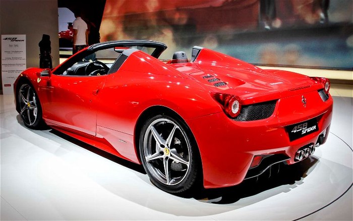 Cũng tại triển lãm lần này, Ferrari đã công bố giá bán dự kiến cho 458 Spider. Theo đó, tại thị trường châu Âu thì xe được bán với giá 296.021 EUR (khoảng 408.000 USD theo tỉ giá chuyển đổi hiện tại). Khách hàng được cung cấp nhiều gói tùy chọn để cá nhân hóa chiếc xe. Các tùy chọn bao gồm: khoang chứa hành lý phủ da (thêm 5651 EUR/7900 USD) và gói tùy chọn sợi cacbon (thêm 11.592 EUR/15.990 USD). Gói tuy chọn rẻ nhất là một chiếc đĩa bằng bạc với mức giá 484 EUR hay 667 USD.