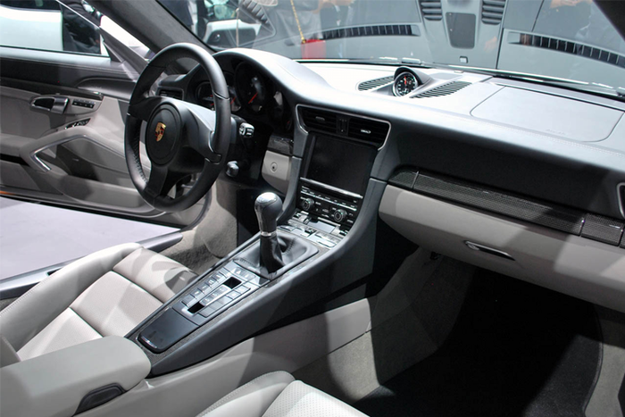 Về khả năng vận hành, 911 Carrera S 2012 sở hữu bộ động cơ 6 xi-lanh 3,8 lít cho công suất 400 mã lực (911 Carrera chỉ có 3,4 lít và 350 mã lực), với 7 cấp số sàn và 7 cấp số tự động ly hợp kép của Porsche (PDK).