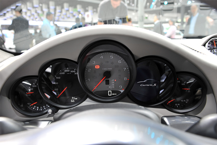 Tương tự vậy với bên trong khoang lái, bảng đồng hồ chỉ số truyền thống 5 cụm lẫn phần lớn chi tiết nội thất cũng không có sự thay đổi đáng kể, nhưng vẫn toát lên vẻ hiện đại khi toàn bộ vùng điều khiển xe được nâng cao hơn về phía người lái, giúp họ dễ dàng tương tác khi sử dụng - chi tiết này lấy cảm hứng từ chính siêu xe Porsche Carrera GT vang bóng một thời.