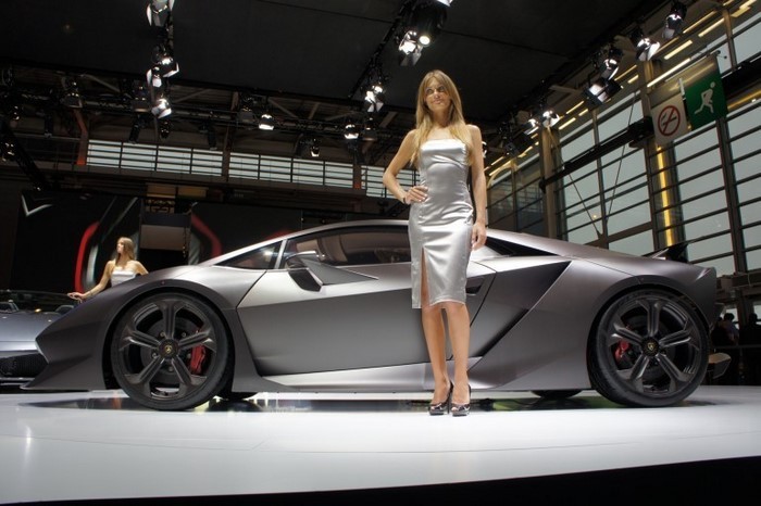 Trước đây, Lamborghini đã tuyên bố rằng Sesto Elemento sẽ không bao giờ được sản xuất mà chỉ xuất hiện dưới dạng concept, tuy nhiên sự hấp dẫn của chiếc xe đặc biệt này cộng thêm có rất nhiều những yêu cầu từ khách hàng tiềm năng đã khiến Sesto Elemento được đưa vào sản xuất.