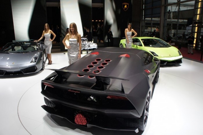 Lamborghini không tiết lộ sẽ bán Sesto Elemento với giá bao nhiêu, nhưng theo tạp chí Auto Motor Und Sport thì xe sẽ có giá khoảng 2,6 triệu Mỹ kim và sẽ đến tay khách hàng vào đầu năm 2013, tuy nhiên chỉ có 20 chiếc tất cả mà thôi.