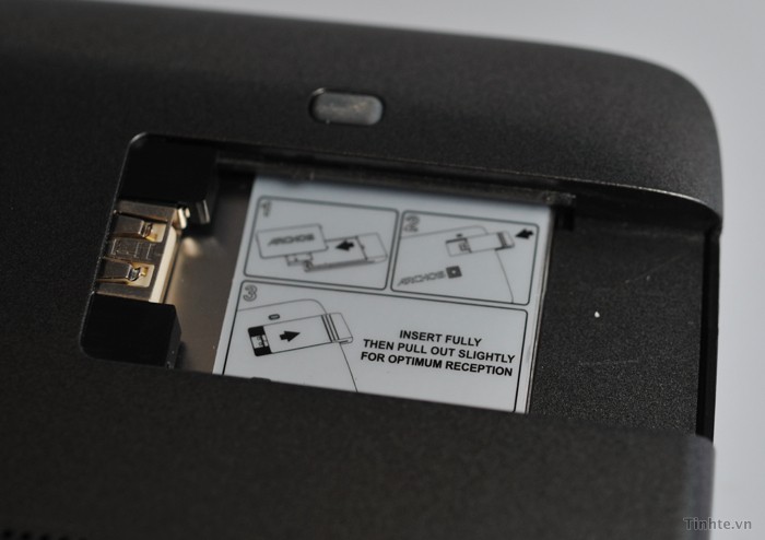 Khi tháo nắp ra, các phụ kiện USB khác cũng có thể cắm vào đây