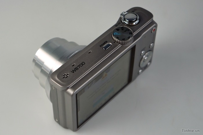 Ngoài ra, WB700 còn có hệ thống chống rung kép cùng các hiệu ứng hình ảnh đơn giản để phù hợp với những bạn mới biết chụp hình.