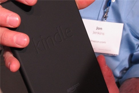 Kindle Fire: mặt sau Mặt sau của Kindle Fire được phủ một lớp cao su.