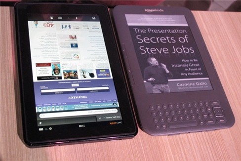 Kindle Fire so với Kindle 3 Kindle Fire (bên trái) so với Kindle thế hệ 3