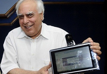 Bộ trưởng Kapil Sibal giới thiệu nguyên mẫu máy tính bảng 35 USD