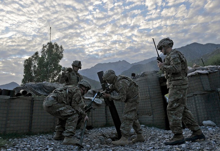 Binh sĩ Mỹ thuộc trung đoàn bộ binh 27 bắn súng cối 120mm về phía phiến quân Taliban ở tiền đồn Monti, tỉnh Kunar, 17/09/2011. Sau một thập kỷ chiến đấu ở Afghanistan, 130.000 binh sĩ đến từ 12 quốc gia vẫn đang tiếp tục cuộc chiến chống lại phiến quân Taliban, những kẻ dùng bom tự chế và chiến tranh du kích để chống lại chính phủ và lực lượng NATO.
