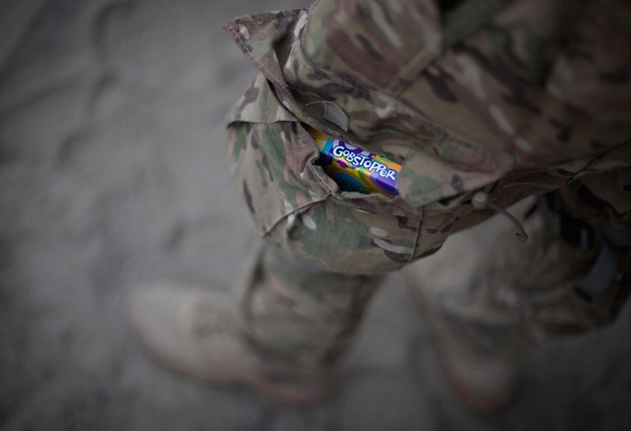 Trung úy Andrew Ferrara mang một thỏi kẹo Gobstopper trong túi quần.