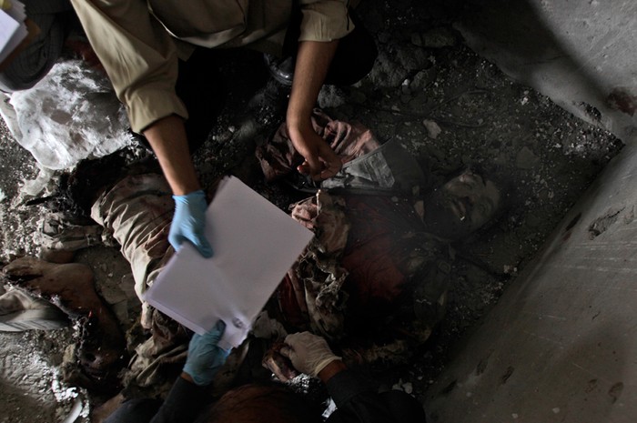 Bác sĩ pháp y Afghanistan lấy dấu vân tay của một trong những tên phiến quân bị tiêu diệt trong cuộc đấu súng với quân đội Afghanistan và lực lượng NATO ở Kabul, 14/09/2011.