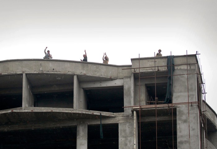 Nhân viên an ninh Afghanistan ăn mừng trên mái một tòa nhà sau khi đã tiêu diệt hết những tên phiến quân trong tòa nhà này, 14/09/2011.