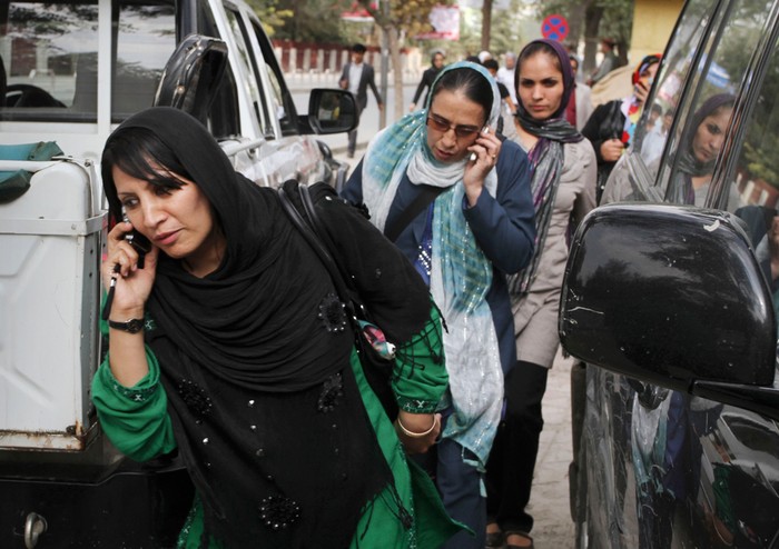 Nhân viên làm việc ở Bộ Y tế gọi điện cho người thân trong gia đình khi cuộc đụng độ giữa phiến quân và lực lượng an ninh Afghanistan diễn ra ở Kabul, 13/09/2011. Phiến quân đã bắn súng phóng lựu và súng trường về phía sứ quán Mỹ, trụ sở NATO và các tòa nhà khác ở thủ đô Afghanistan.
