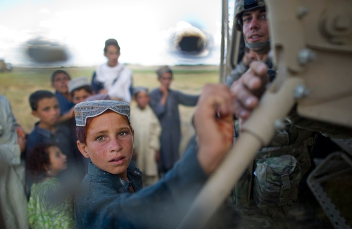 Trung úy thứ nhất của quân đội Mỹ Brandon Smith nói chuyện với những cậu bé trong lần làm nhiệm vụ ở làng Hasti, tỉnh Paktika.