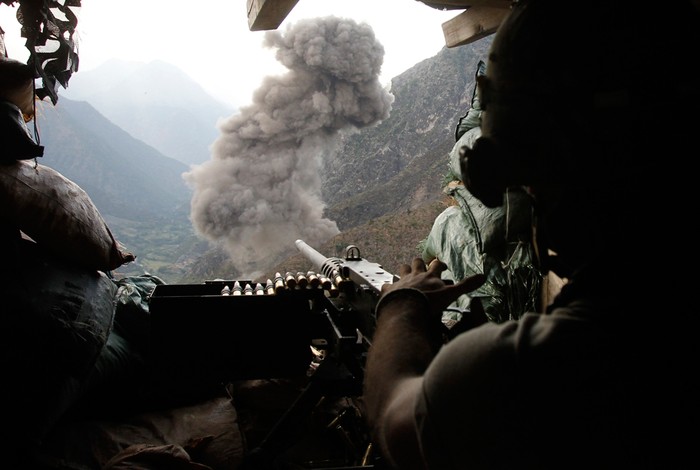Một binh sĩ Mỹ ngồi trong ụ súng quan sát máy bay của Mỹ thả bom trong cuộc chiến đấu với phiến quân ở tiền đồn Bari Alai, Kunar, 15/09/2011.