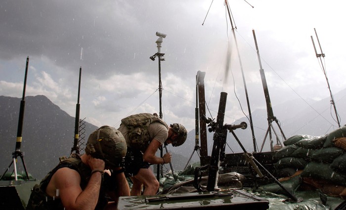 Lính Mỹ bắn đạn cối 60mm về phía phiến quân trong cuộc đụng độ ở Bari Alai.
