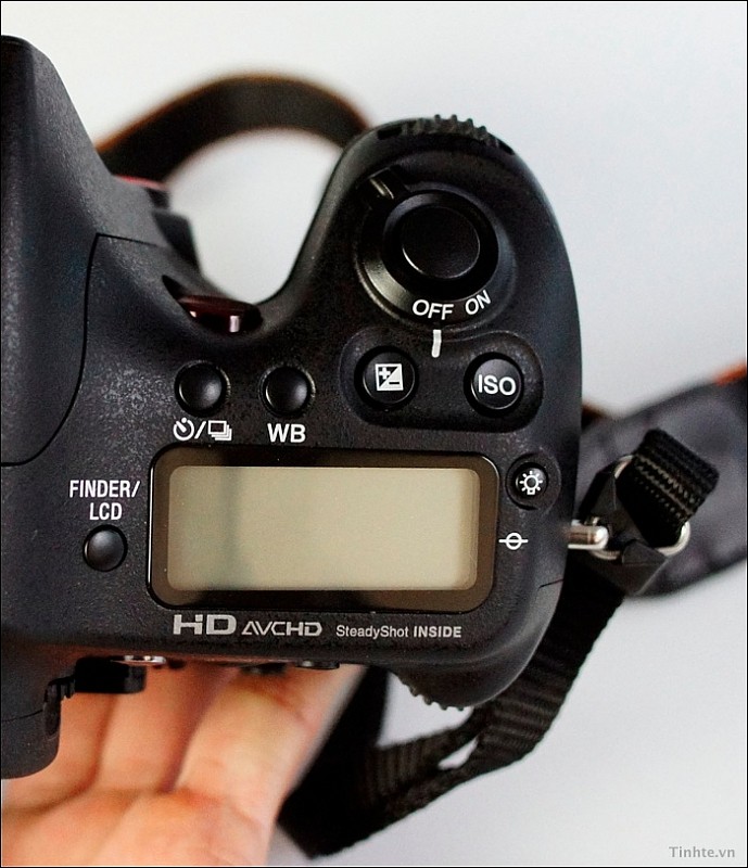 Là một sản phẩm hướng mạnh đến tính năng quay phim, Alpha A77 ghi rõ dòng chữ HD AVCHD để chú thích cho định dạng phim mà máy sử dụng.