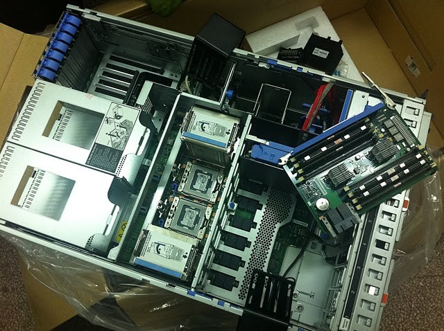 IBM x3850x5 chi tiết bên trong máy