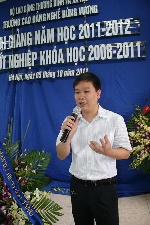 Nhà báo Nguyễn Tiến Bình hứa sẽ kết nối với nhiều đơn vị tài trợ khác để mang đến cho các em sinh viên của trường nhiều suất học bổng hơn nữa