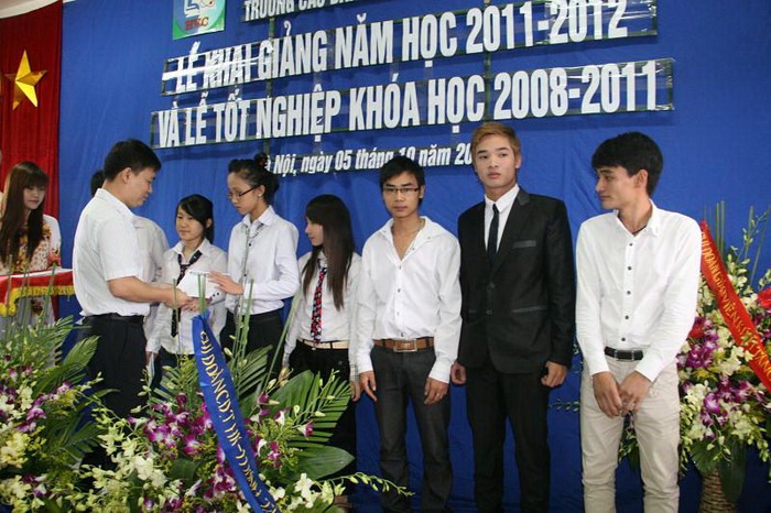 Nhà báo Nguyễn Tiến Bình - Tổng Biên tập Báo điện tử GDVN thay mặt Trường Quốc tế Việt Anh trao tặng học bổng tới các em tân sinh viên