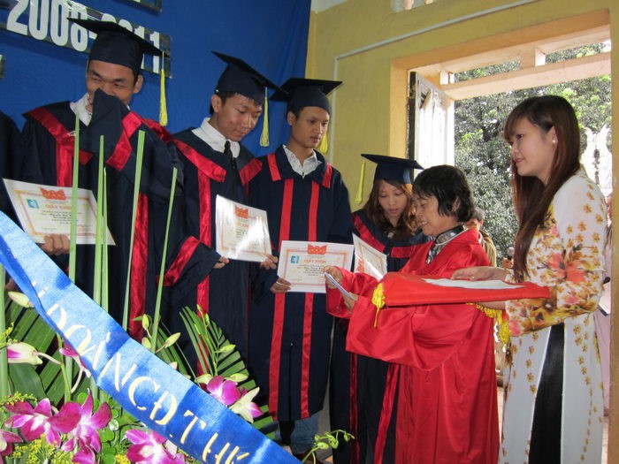 Cô Hiệu trưởng thay mặt Ban Giám hiệu trao tặng Bằng khen và Chứng nhận tốt nghiệp cho các sinh viên khóa 2008 - 2011