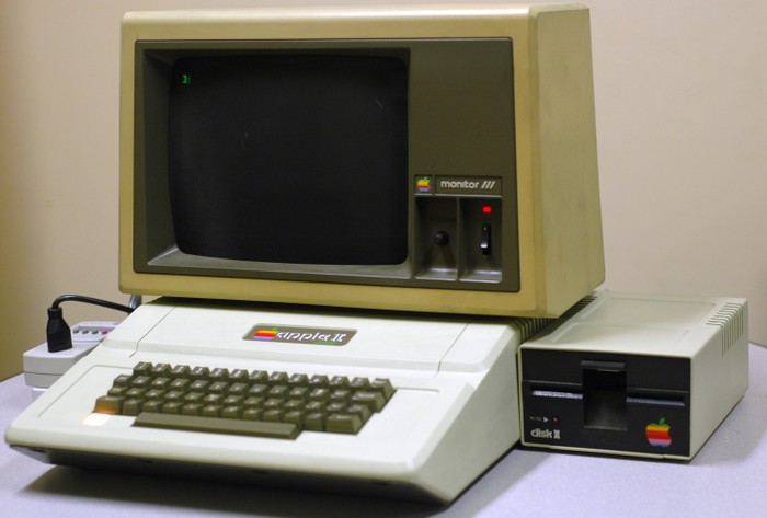 2. Apple II (1977) Đây là một trong những chiếc máy tính cá nhân thành công nhất của Apple - Apple II. Sản phẩm này được thiết kế phù hợp với mọi đối tượng. Một vài phiên bản cập nhật sản phẩm cũng đã được đưa ra. Tuy nhiên, sản phẩm này đã bị "khai tử" năm 1993.