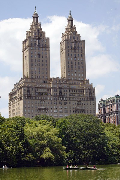 1982: Cuộc sống khấm khá hơn Jobs mua căn hộ tại toà nhà chung cư Central Park West tại New York vào năm 1982. Một số người nổi tiếng sống cùng toà nhà với ông bao gồm Demi Moore, Steven Spielberg và Steve Martin. Ông đã nhiều lần sửa sang căn hộ ở phía Bắc của toà nhà nhưng sau đó đã bán nó lại cho ca sỹ Bono của U2.