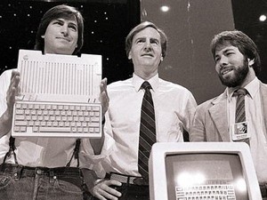 1976: Jobs và Wozniak đồng sáng lập nên công ty máy tính Apple. Mẫu máy tính đầu tiên được bán ra thị trường có tên Apple 1.